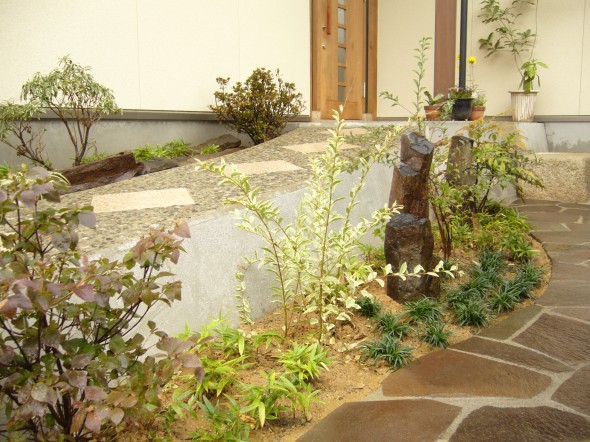 自然石乱貼りで駐車場もお庭に／福井市Ｎ様邸