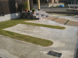 芝と土間コンでお庭みたいな駐車場／福井市Ｔ様邸